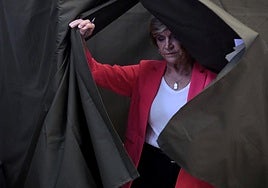 La candidata de Chile Vamos, Evelyn Matthei, este domingo antes de votar