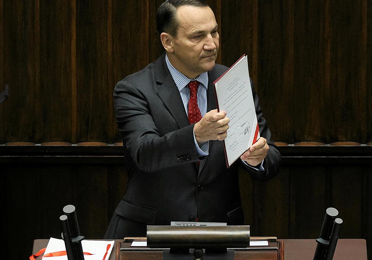 El ministro de Asuntos Exteriores de Polonia, Radoslaw Sikorski, tras anunciar la decisión.