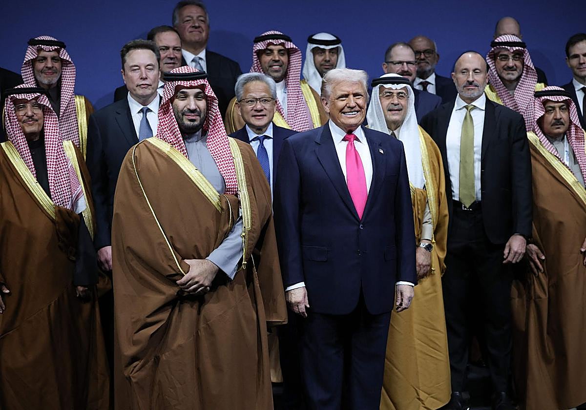 Mohamed bin Salman y Donald Trump posan durante el foro de inversión este miércoles en Washington