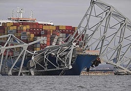 Un apagón por un cable suelto en el carguero Dali provocó el choque contra el puente más largo de Baltimore en 2024, según un último informe