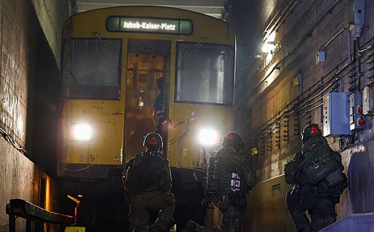 Imagen principal - Tropas alemanas, durante los ejercicios en el metro berlinés 