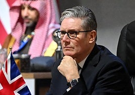 El primer ministro británico, Keir Starmer, durante una sesión plenaria de la Cumbre de Líderes del G20 en el Centro de Exposiciones Nasrec de Johannesburgo