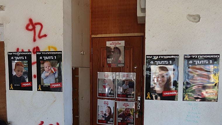 Carteles con las fotos de los dos niños pelirrojos