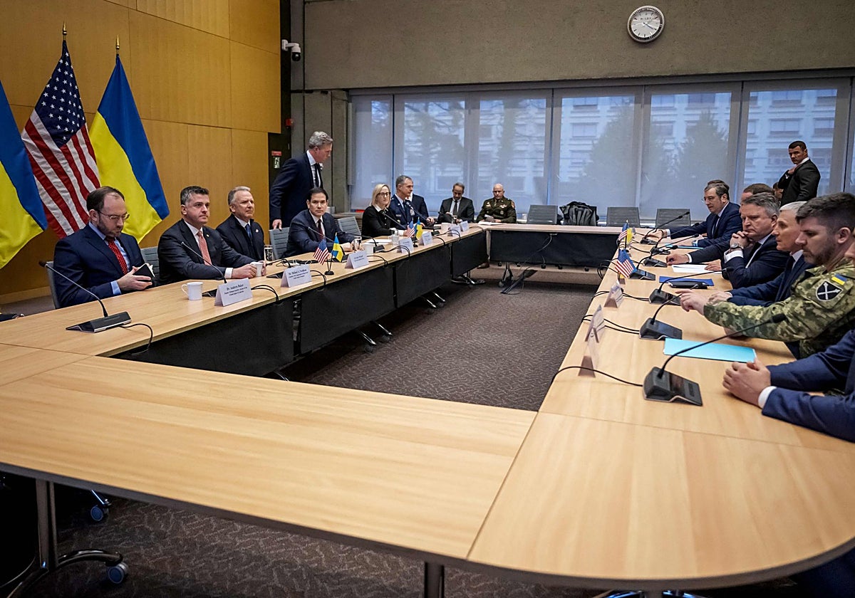 El secretario de Estado de EE. UU., Marco Rubioy el enviado especial de EE. UU., Steve Witkoff, con la delegación ucraniana durante las conversaciones