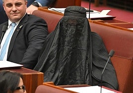 Suspendida durante una semana la parlamentaria conservadora australina que entró en el Senado con un burka