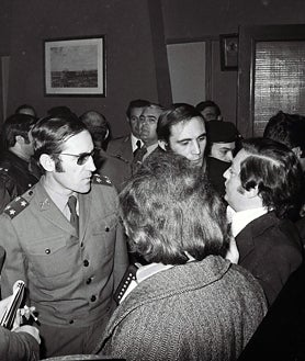 Imagen secundaria 2 - Manifestación organizada por el Partido Socialista junto al cuartel de los Comandos de Amadora, en la primera foto. En la segunda imagen, comandos del Cuartel de Amadora comandados por el general Ramalho Eanes. En la tercera foto, el general Ramalho Eanes, la tarde de 25 de noviembre de 1975 hablando a los periodistas diciendo que todo estaba bajo control en el Palacio de Belém