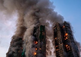 El incendio del complejo de un rascacielos en Hong Kong, en imágenes