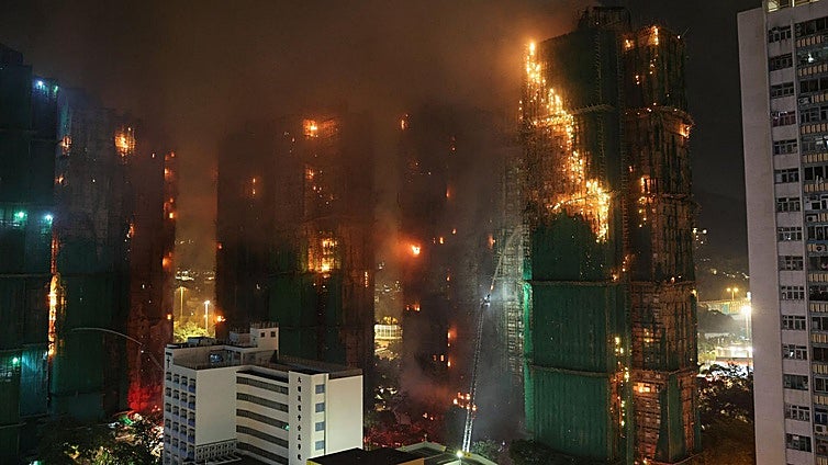 Detienen a tres personas por el incendio en un complejo de rascacielos de Hong Kong que ha causado 55 muertos