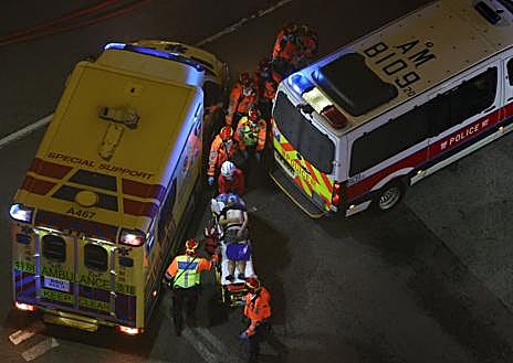 Imagen secundaria 1 - Los equipos de bomberos tratan de sofocar las llamas y rescatar a las personas atrapadas entre las llamas