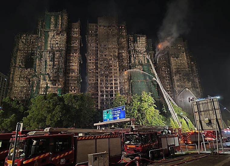 El edificio, todavía en llamas
