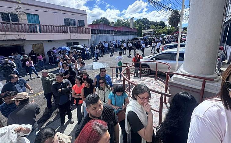 Imagen principal - El ambiente, cargado de ansiedad y cansancio, refleja el desgaste de una jornada que comenzó tarde y que ya acumulaba retrasos en cada mesa