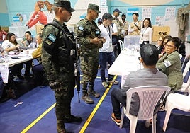 Máxima tensión en Honduras: grupos oficialistas irrumpen en centros y tratan de ocultar el recuento