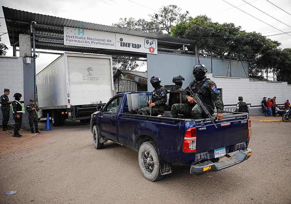 Soldados escoltan convoyes que transportan papeletas electorales a su llegada a un centro logístico electoral tras la jornada de votación en Honduras