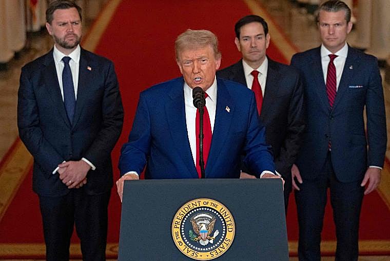 Donald Trump acompanhado por Vance, Marco Rubio e Pete Hegseth