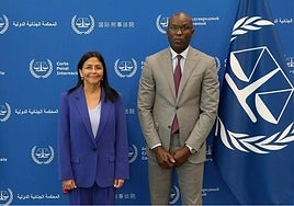 El fiscal general de la CPI, Mame Mandiaye Niang, con Delcy Rodríguez, vicepresidenta de Venezuela