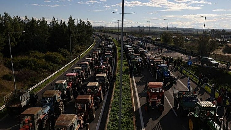Manifestaciones de agricultores cortan la autopista que une el norte y sur de Grecia