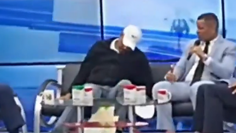 Muere un hombre tras sufrir un infarto en pleno directo mientras le hacían una entrevista en la televisión