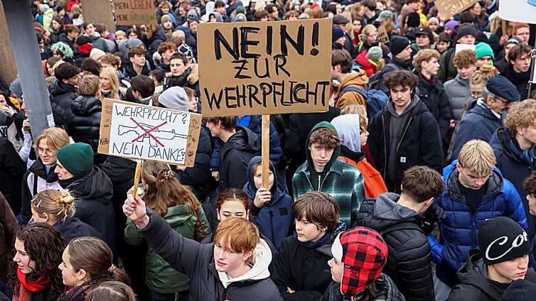 «¿De verdad vamos a parar nosotros a los rusos?»: miles de jóvenes alemanes protestan contra la nueva mili