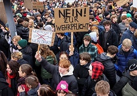 «¿De verdad vamos a parar nosotros a los rusos?»: miles de jóvenes alemanes protestan contra la nueva mili