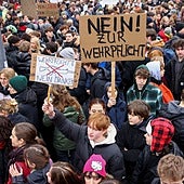 «¿De verdad vamos a parar nosotros a los rusos?»: miles de jóvenes alemanes protestan contra la nueva mili