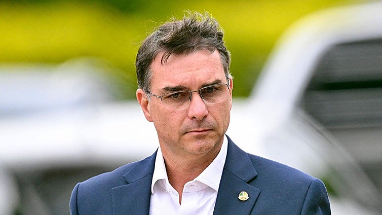 El hijo de Jair Bolsonaro, Flávio, anuncia su candidatura a la presidencia de Brasil en 2026