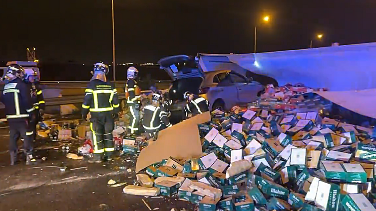 Vuelca en Getafe un tráiler cargado con 20 toneladas de cerveza y se investiga su implicación con un accidente mortal posterior