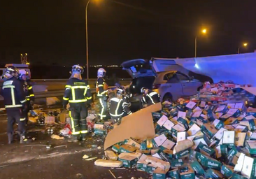 Vuelca en Getafe un tráiler cargado con 20 toneladas de cerveza y se investiga su implicación con un accidente mortal posterior