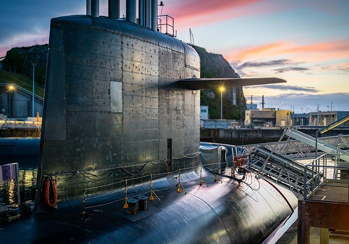 Un submarino francés en la base