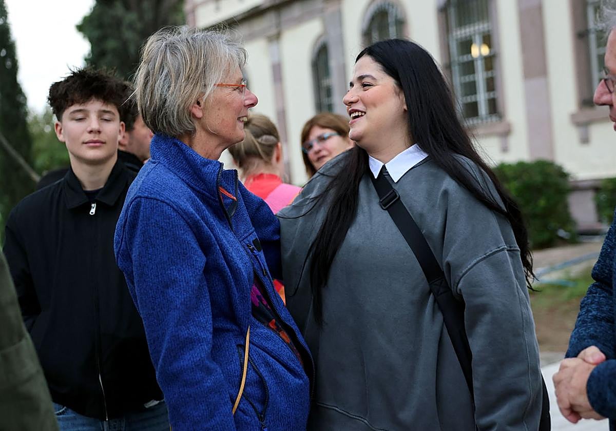 La siria Sarah Mardini (derecha) llega al tribunal en la apertura del juicio