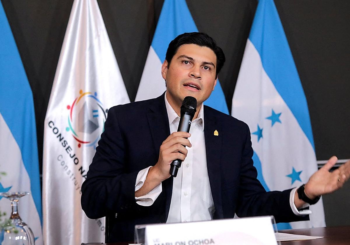 Marlon Ochoa, secretario del organismo electoral hondureño, se dirige a los medios durante una conferencia de prensa en Tegucigalpa, Honduras