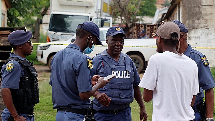 Al menos 11 muertos, tres de ellos menores, en un tiroteo en un bar de Sudáfrica