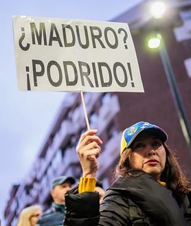 Imagem secundária 2. Oposição Leopoldo Lopez lidera uma marcha em Madrid, onde a imagem de Maria Corina Machado estava muito presente e havia muitos cartazes contra o ditador chavista. 
