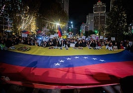 Una gran bandera de Venezuela presidió la manifestación por las calles de Madrid
