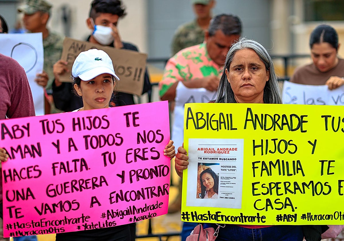 Fotografía de archivo del 10 de enero de 2024 que muestra a familiares de personas desaparecidas durante una manifestación en Acapulco