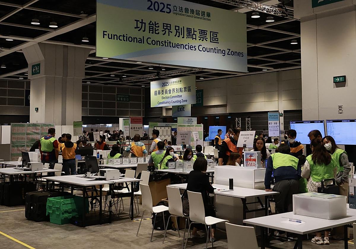 El personal de la Comisión de Asuntos Electorales (EAC) cuenta las papeletas después de las elecciones generales del Consejo Legislativo