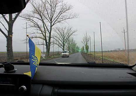 Secondary image 1 - Sitka, driver of the K-2 brigade, during a trip to the Porkrovsk front; anti-drone networks cover the main routes supplying the front; Igor, a member of the K-2 brigade, observes the sky at one point during the trip