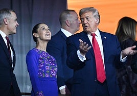 Claudia Sheinbaum, Donald Trump y Mark Carney conversan durante la ceremonia del sorteo del Mundial de fútbol 2026