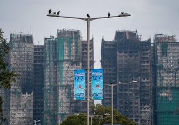 Ascienden a 160 los muertos por el gran incendio de un complejo de rascacielos en Hong Kong