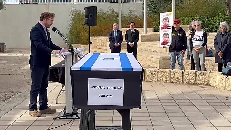 El cuerpo del rehén tailandés en Gaza regresa a su país tras una ceremonia en Israel