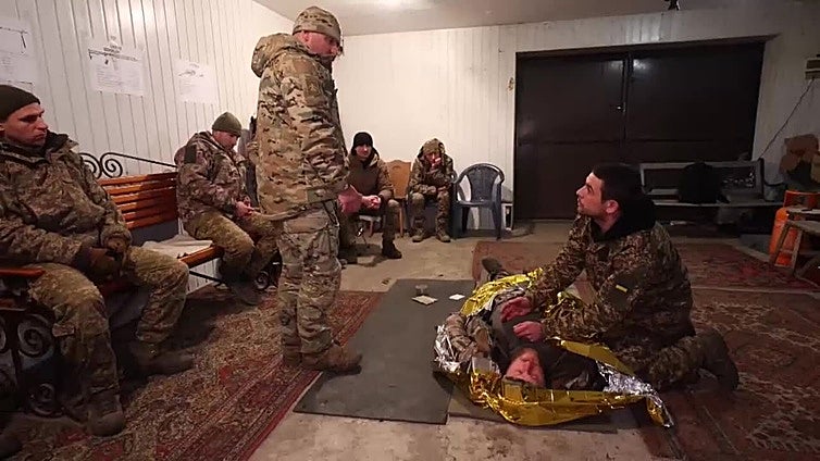 Entrenamiento médico de la 13ª Brigada "Khartia" en Járkov