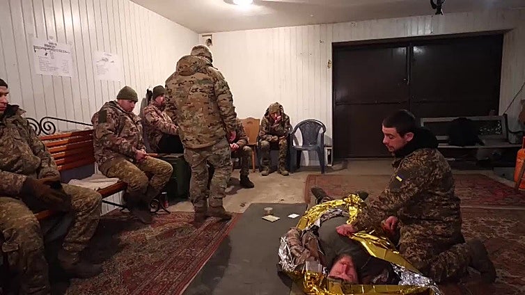 Militares ucranianos asisten a formación médica en Járkov