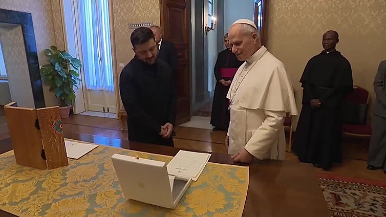 El papa expresa a Zelenski su "urgente deseo" de que el diálogo lleve a una paz justa