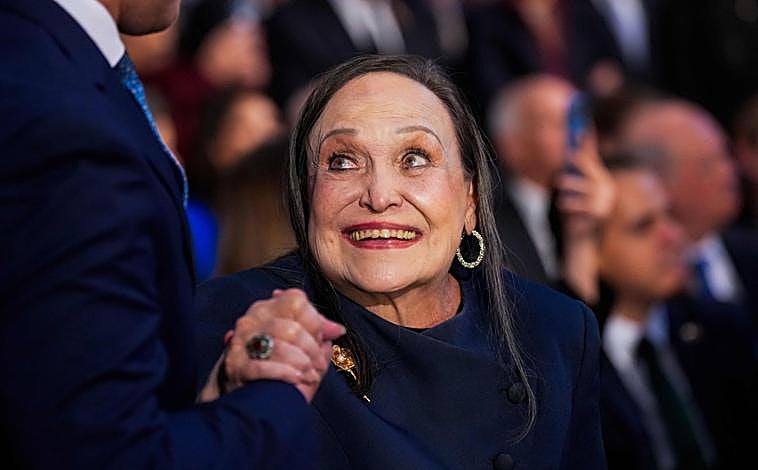 Imagen principal - La madre de la premiada, Corina Parisca, así como numerosos venezolanos dentro y fuera del salón, siguieron con emoción la ceremonia, a la que asistieron los Príncipes Haakon y Mette-Marit