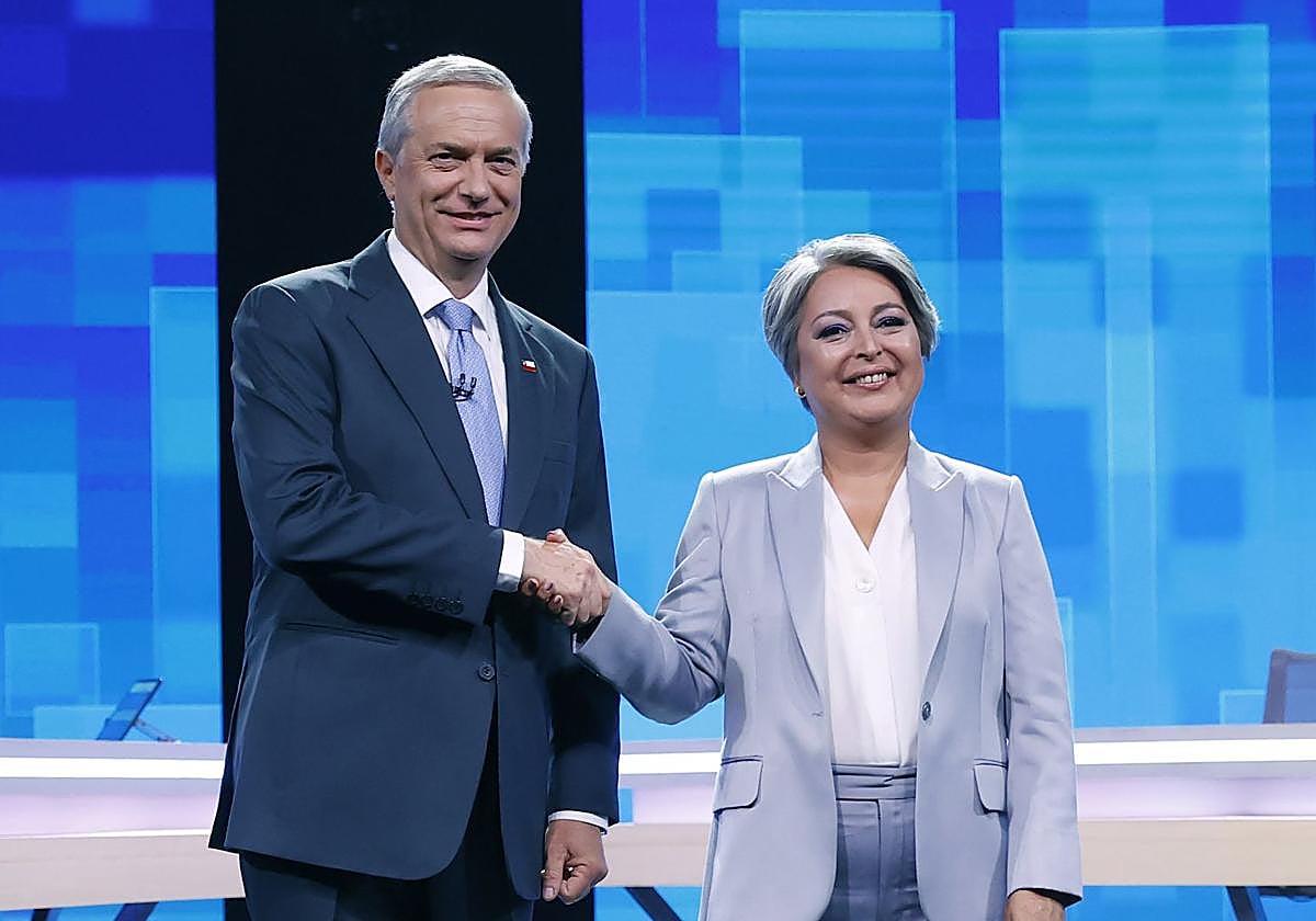 Los candidatos a la Presidencia de Chile Jeannette Jara , por el partido Unidad por Chile, y José Antonio Kast, por el Partido Republicano y Social Cristiano, durante el debate
