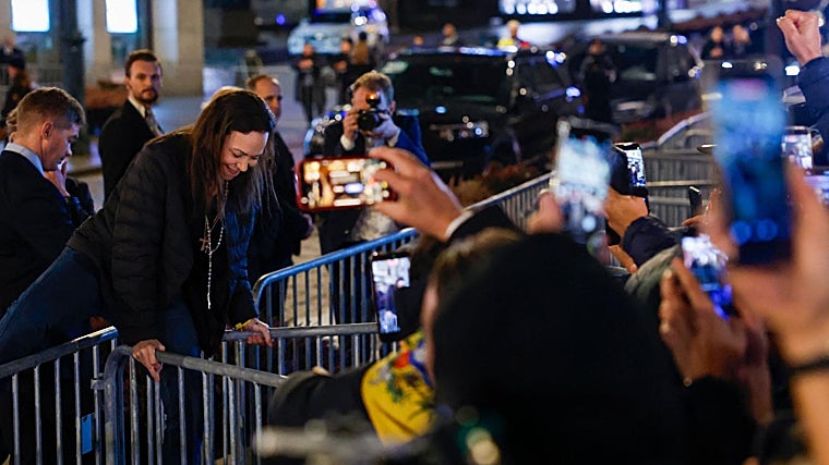 Machado salta la valla de seguridad para acercarse a sus seguidores y a la prensa que la esperan en el exterior del Grand Hotel