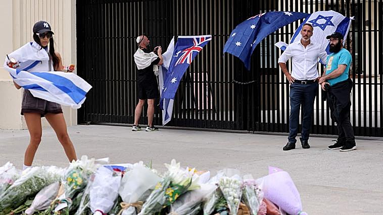 Australia, conmocionada tras el ataque islamista de padre e hijo contra la comunidad judía, el peor atentado en tres décadas
