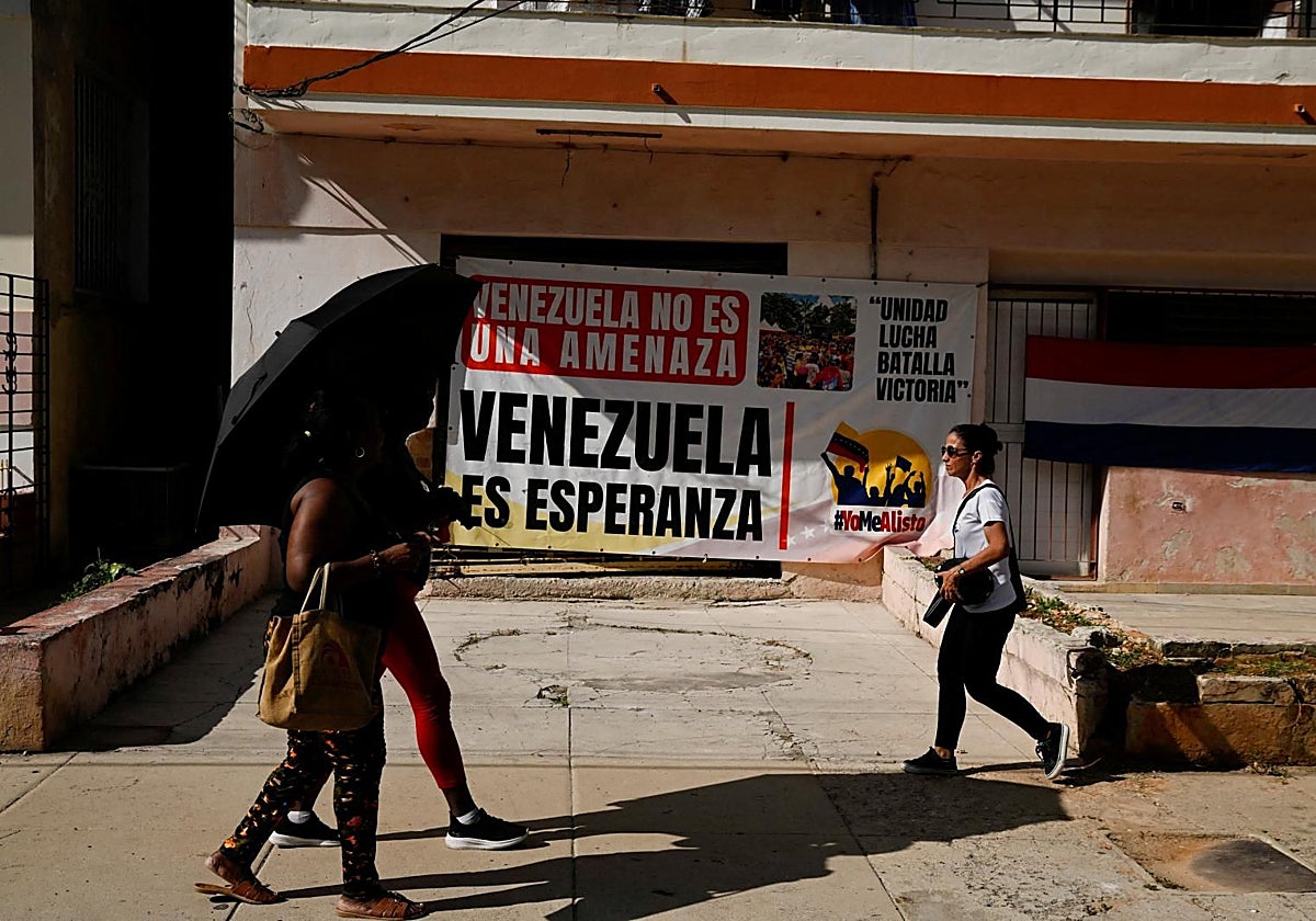 Carteles de apoyo a Venezuela en las calles de La Habana
