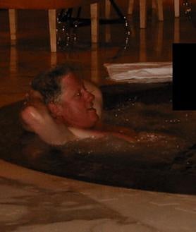Imagen secundaria 2 - Arriba, Bill Clinton junto a una mujer joven. Debajo a la izquierda, el mismo con Michael Jackson y Diana Ross. A su derecha, foto de Clinton en la piscina