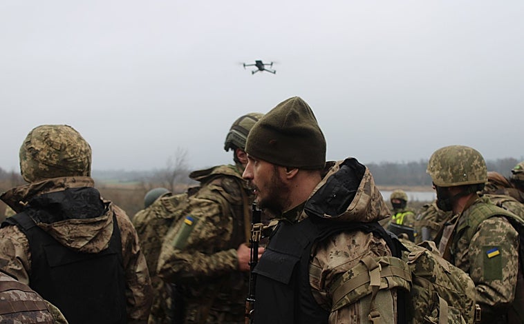 Main image - A drone flies over the group of 65th Brigade recruits undergoing training (first image). Their arrival coincides with the return of soldiers returning from the front, such as Jrap, Japones and Burik, who take the opportunity to rest (second image). Some of the recruits, like Abuelo, are 51 years old (third image)