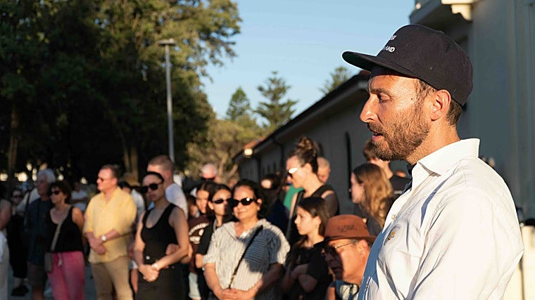 El rabino Yossi Friedman recuerda a las víctimas en los homenajes en la playa de Bondi